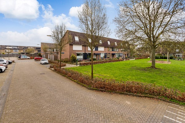 Foto - Te koop: tussenwoning gelegen aan groenvoorziening